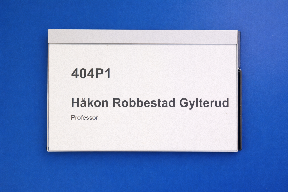 The sign on my office door! (Still feel like it says “404 – Håkon not found”) Zoom in 🔍